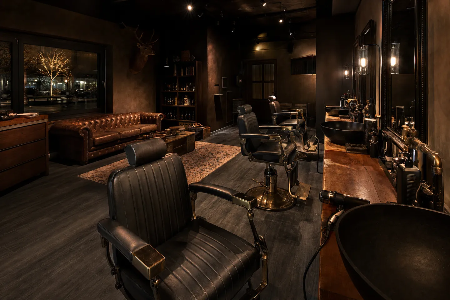 Dunkler Barbershop am Abend, warmes Kunstlicht auf Leder und Messing